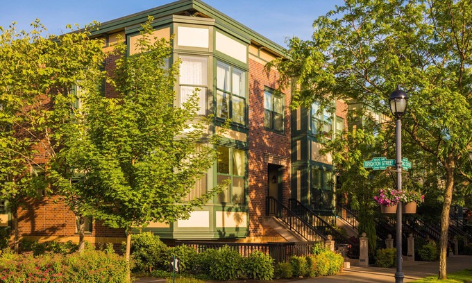 Orenco Station Maison | ZenStay Brownstone by the Central Park!