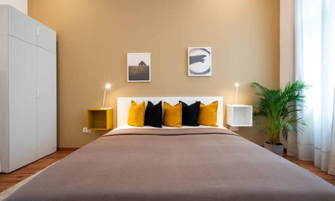 Saarbruecken Appartement | Zentrales 80-qm-city-apartment für 3 Pers