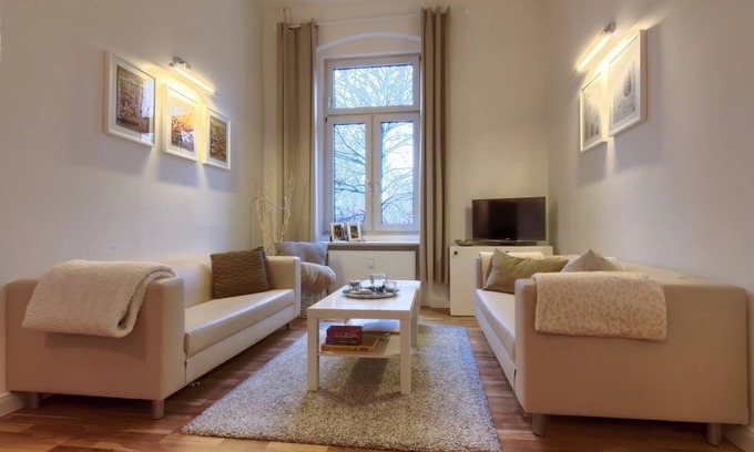 Tempelhof Appartement | Zentrumsnah und Trotzdem im Grünen Eingerahmt von Zwei Großzügigen Parkanlagen
