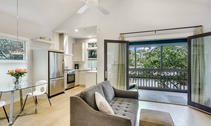Barton Heights Maison | Austin Holiday Vibe! Promenez-vous dans les restaurants et le centre-ville, lit King, vue sur la cime des arbres!
