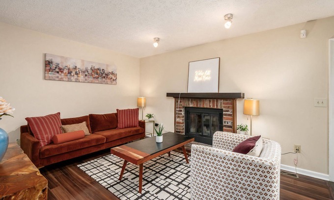 Columbus Maison | Zoo Getaway, 3BR Home w/Yard Games & Comfort, Family Friendly