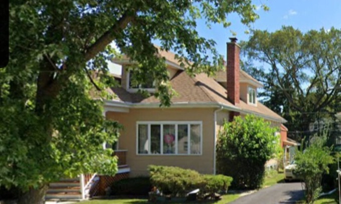 Brookfield Maison | Zoo Holiday Retreat beautiful home with parking, near train into Chicago.