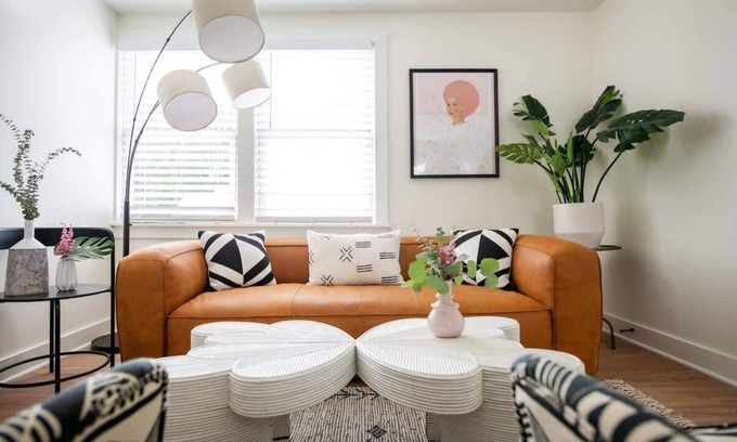 Westside Maison | ✰ ZUMA SUITE ✰ Walk to King Street Shops!