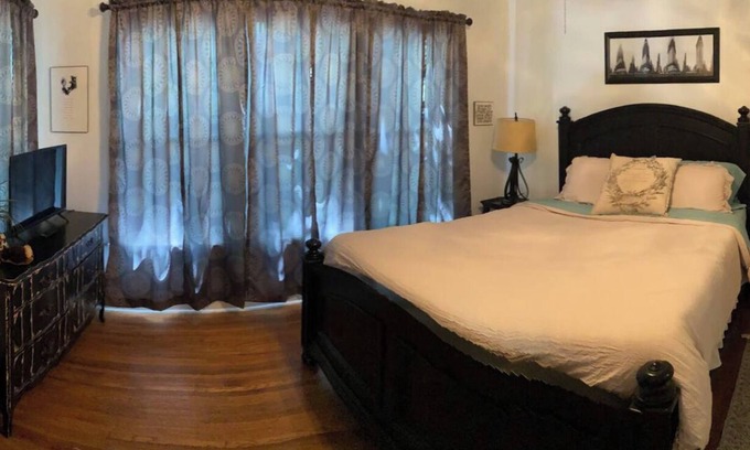 Tahlequah Maison | Zylee’s House on Choctaw is just a short walk to downtown Tahlequah.