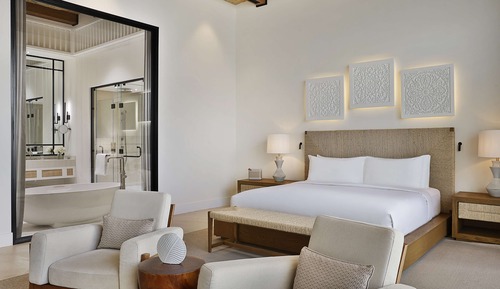 Chambre, 1 très grand lit, piscine privée (Qamara)