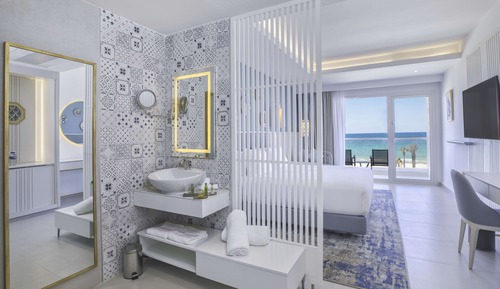 Chambre Deluxe, 1 très grand lit, vue partielle sur la mer