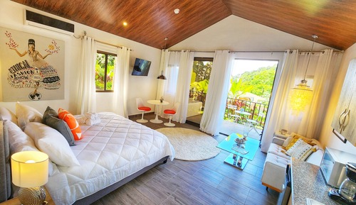 Cabane Deluxe, 1 très grand lit, bain à remous, rez-de-chaussée