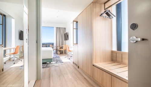 Chambre Standard, 1 très grand lit, vue baie