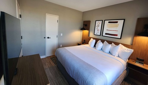 Chambre, 1 très grand lit, non-fumeurs