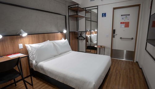 Chambre Standard, 1 lit double, accessible aux personnes à mobilité réduite