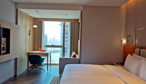 Chambre Standard, 1 très grand lit, vue fleuve