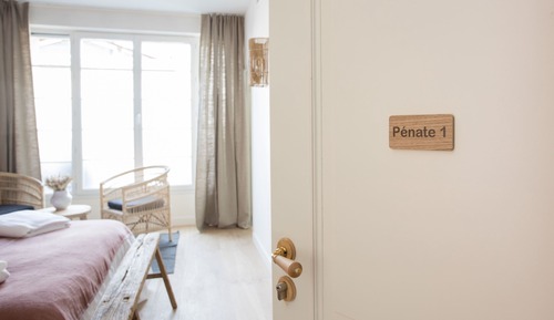 Suite Design, salle de bains attenante (penate1)