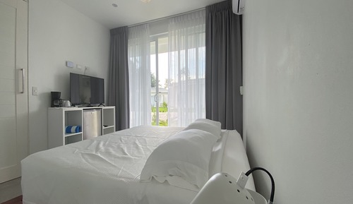Chambre Standard, 1 très grand lit, vue partielle sur l'océan, en bord de piscine