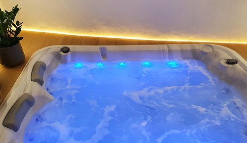 Chambre Double Luxe, 1 très grand lit, bain à remous