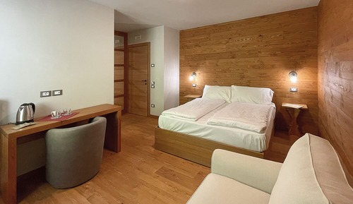 Chambre Double Standard, 1 grand lit et 1 canapé-lit, accessible aux personnes à mobilité réduite
