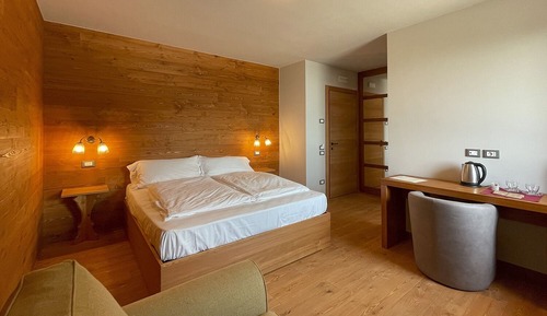 Chambre Double Deluxe, 1 grand lit et 1 canapé-lit, accessible aux personnes à mobilité réduite