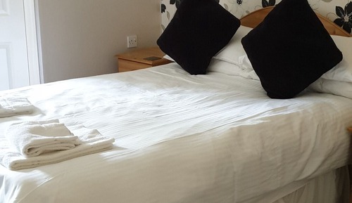 Chambre Double, salle de bains attenante
