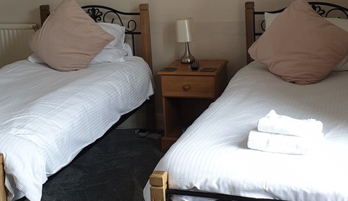 Chambre avec lits jumeaux, salle de bains attenante