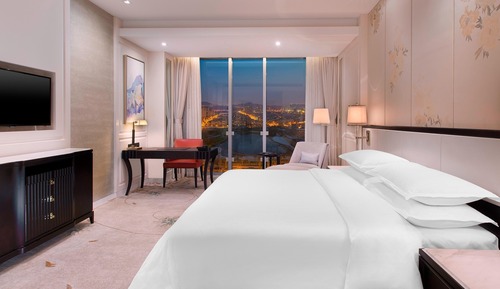 Chambre, 1 très grand lit, vue ville