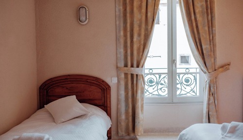 Chambre Triple Exécutive, salle de bains privée