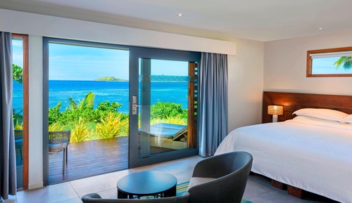 Chambre, 1 très grand lit, en front de mer