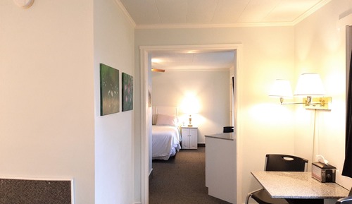 Chambre, 1 très grand lit, réfrigérateur et four à micro-ondes