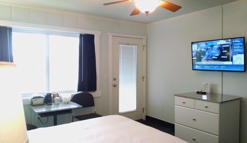 Chambre, 1 grand lit, réfrigérateur et four à micro-ondes