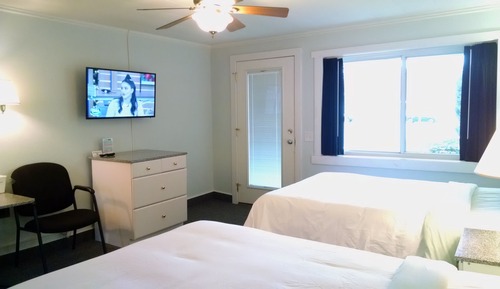 Chambre, 2 lits doubles, réfrigérateur et four à micro-ondes