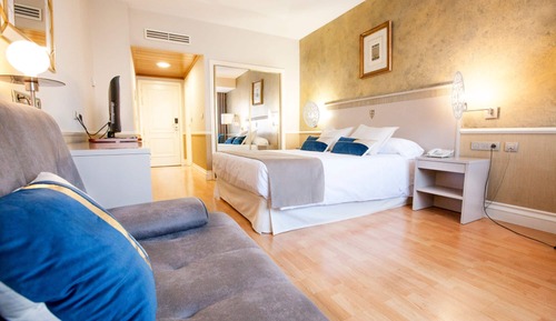 Chambre Triple (Double Bed + Sofa bed)