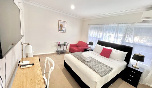 Chambre Triple Premium, 1 grand lit, salle de bains commune