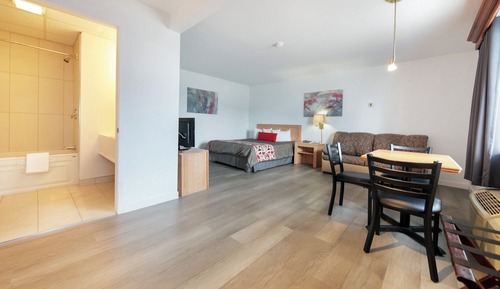 Chambre Confort, 1 grand lit, cuisine, rez-de-chaussée