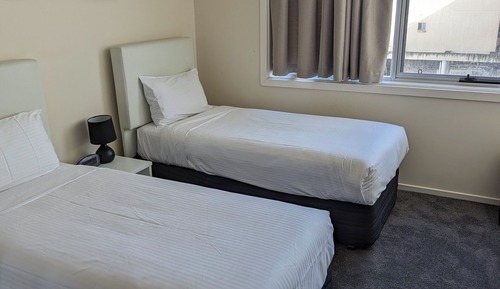 Chambre, 2 chambres (Offsite and stair access only)