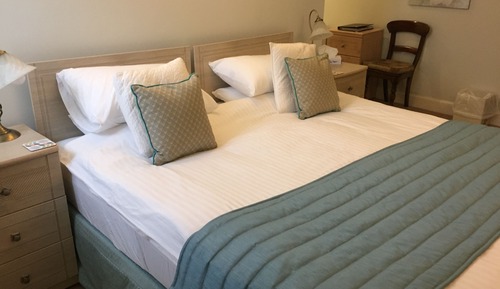 Chambre Standard Double ou avec lits jumeaux, salle de bains attenante, vue montagne