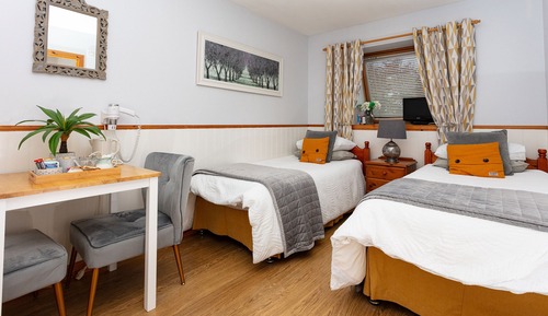 Chambre avec lits jumeaux, salle de bains attenante (Breakfast Included)