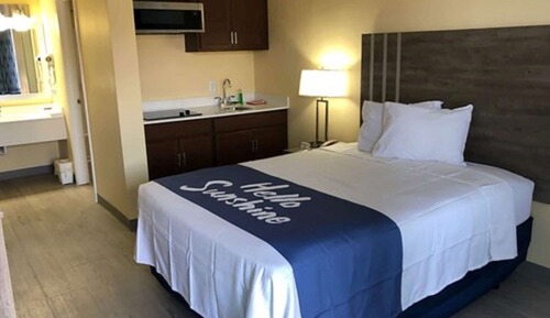 Chambre, 1 grand lit, accessible aux personnes à mobilité réduite, non-fumeurs (Mobility)