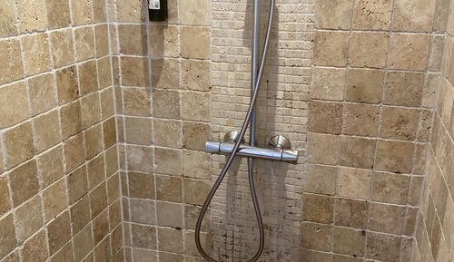 Chambre Double Supérieure, salle de bains attenante (Vue rivière)