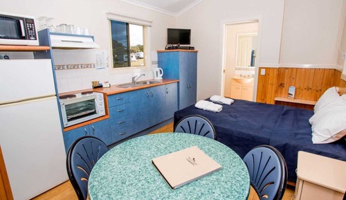 Cabane Économique (Sleeps 4)