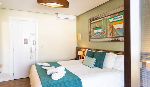 Suite Deluxe, 1 très grand lit, climatisation, vue partielle sur la mer