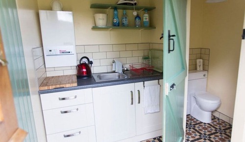 Mobile Home, salle de bains commune, vue jardin (Willow Vintage Caravan)