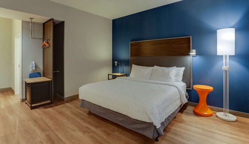 Chambre, 1 très grand lit (Mobility & Hearing, Roll-In Shower)