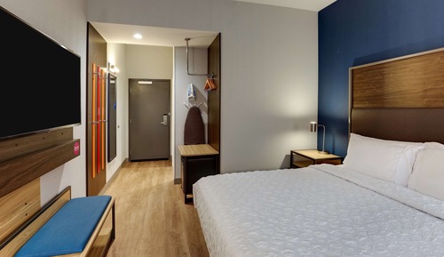 Chambre, 1 très grand lit, accessible aux personnes à mobilité réduite (Hearing)