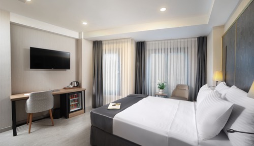 Deluxe Adjoining Family Suite with 2 Bathrooms with Turkish Hammam Sinks