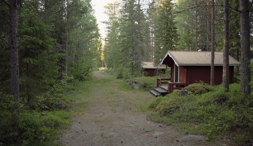 Cabane Tradition, salle de bains commune, vue jardin
