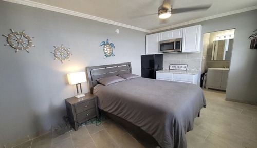 Chambre, 1 grand lit, cuisine, vue ville