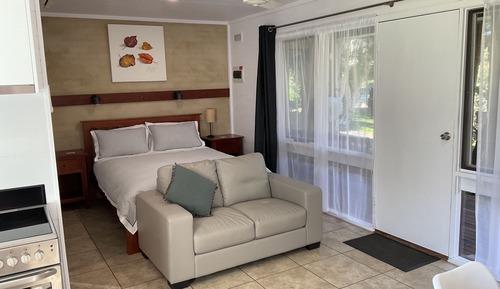 Suite Studio Deluxe, plusieurs lits, cuisine, vue jardin