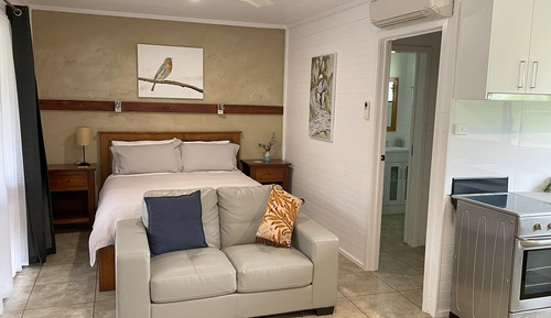 Suite Studio Deluxe, plusieurs lits, cuisine, vue jardin