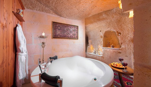 Deluxe Suit Cave Room 301