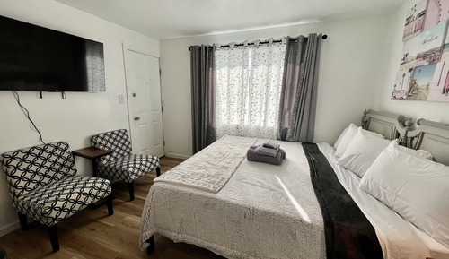 Chambre Design, 1 très grand lit, non-fumeurs, réfrigérateur et four à micro-ondes