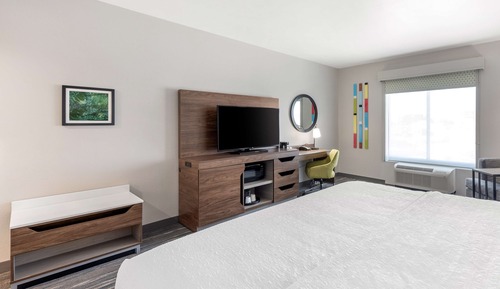 Chambre, 1 très grand lit, réfrigérateur et four à micro-ondes