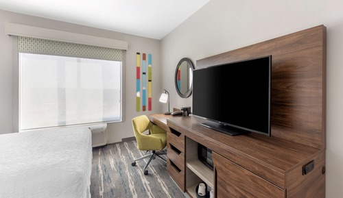 Chambre, 2 grands lits, réfrigérateur et four à micro-ondes